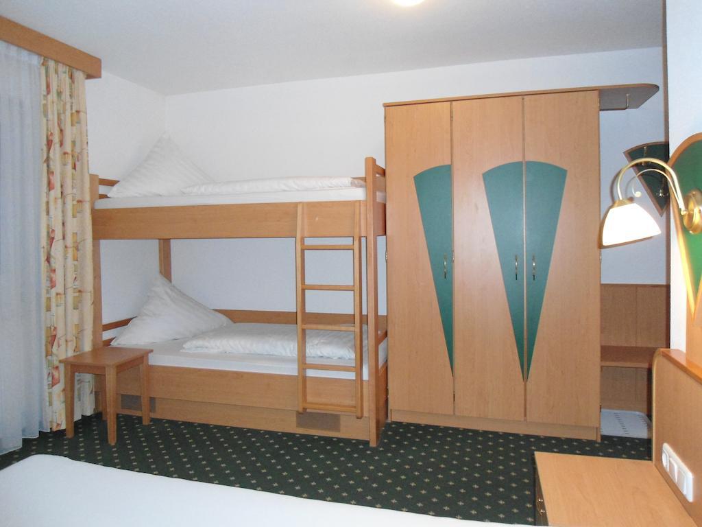 Hotel Hutzenthaler Bruckberg الغرفة الصورة